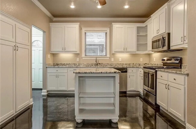 Building Photo - 2732 Sandage Ave