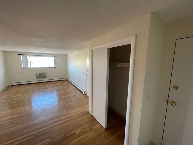 Building Photo - Top level apartment with city and water views in Watertown Square