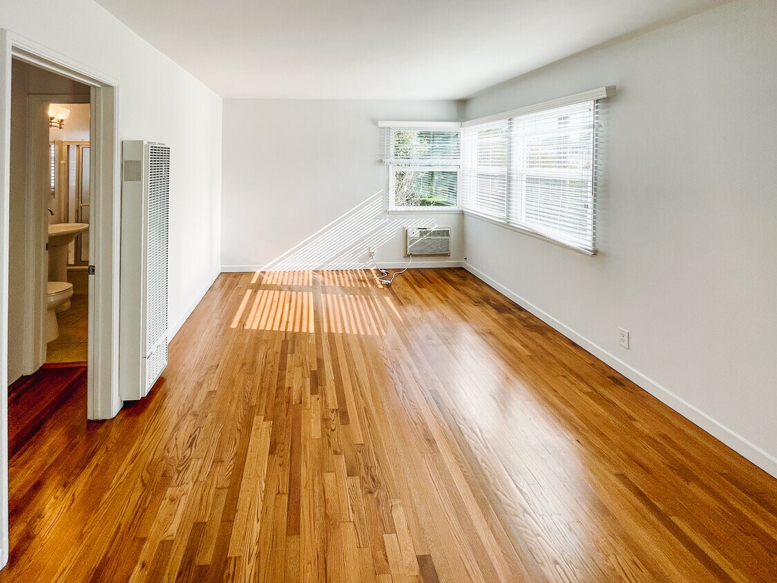 Foto principal - 11820 Magnolia Blvd