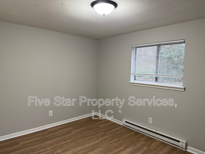 Foto del edificio - 3241 S Douglas Ave