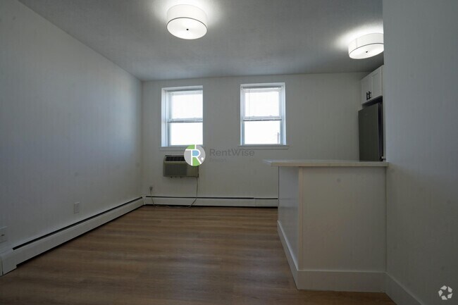 Building Photo - 740 E 7th St
