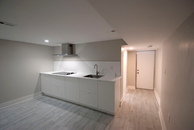 Building Photo - 4834 Larchwood Ave