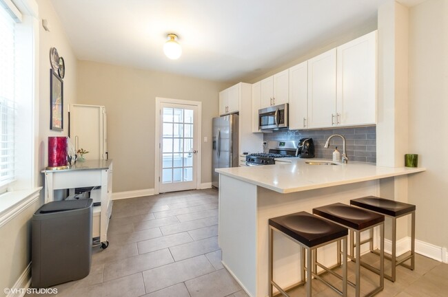 Kitchen - 3021 N Davlin Ct