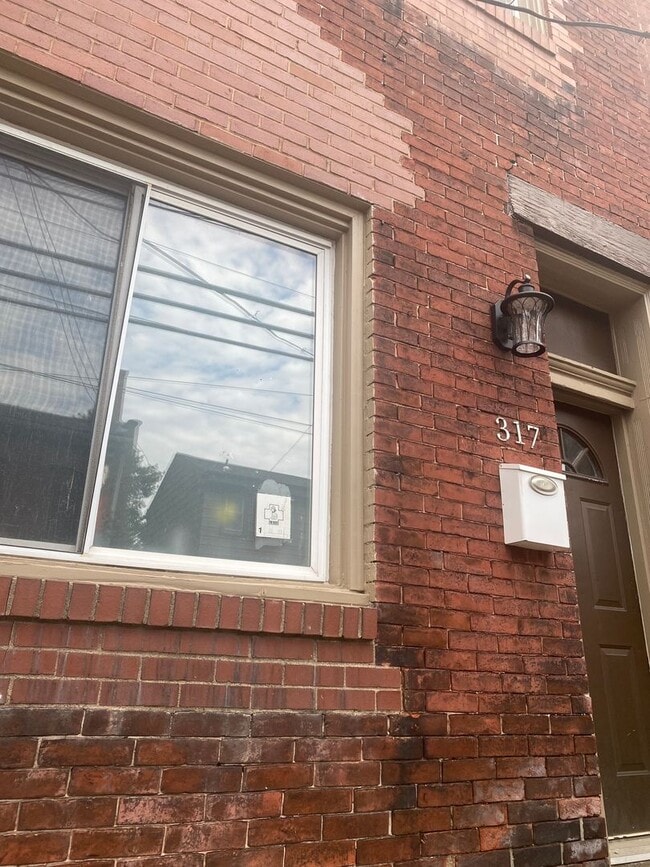 Building Photo - FULL HOUSE RENTAL AVAILABLE