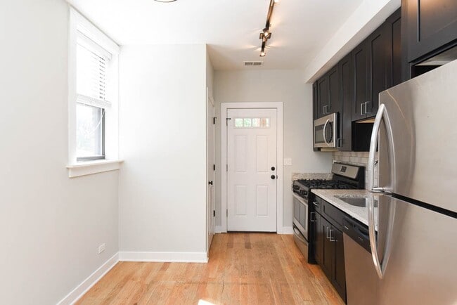 Foto del edificio - 2210 W Eastwood Ave