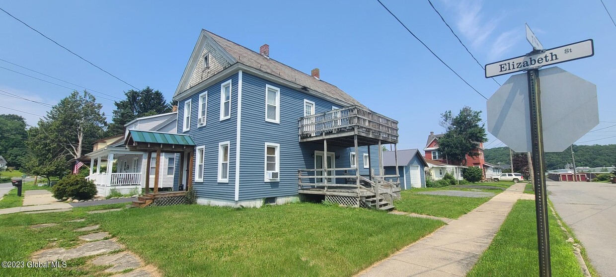 Primary Photo - 902 Elizabeth St