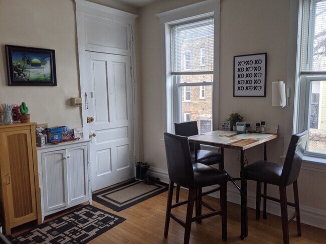 Foto del edificio - 2074 N Leavitt St