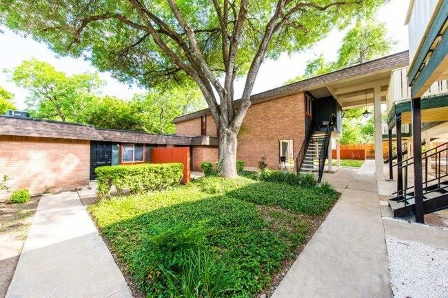 Building Photo - 2211 Richcreek Rd