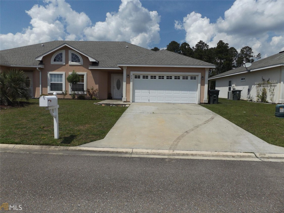 Primary Photo - 213 Royal Palms Ave