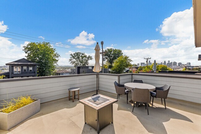 Building Photo - 3 Bed, 3 Bath Home w/ 2 Car Garage and Roo...