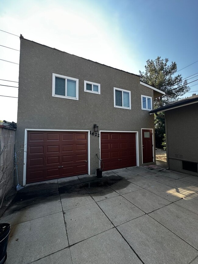 Fully Updated Spacious Studio Above Garages in Pasadena! - Fully Updated Spacious Studio Above Garages in Pasadena! Apartment