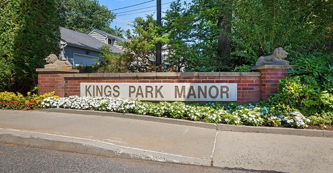 Entrada principal - Kings Park Manor Apartments 55 and Older