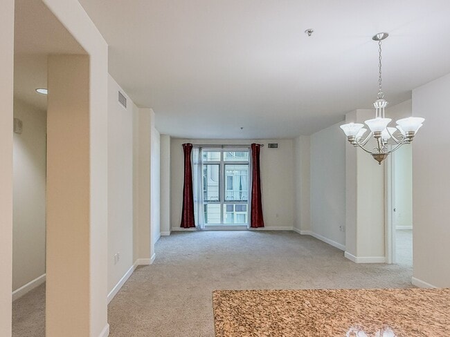 Building Photo - 423 7th St