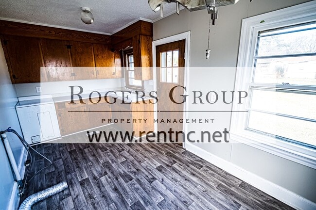 Building Photo - 1847 S Clearview Dr