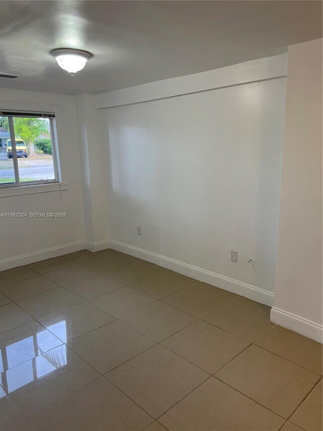 Foto del edificio - 1400 NE 175th St