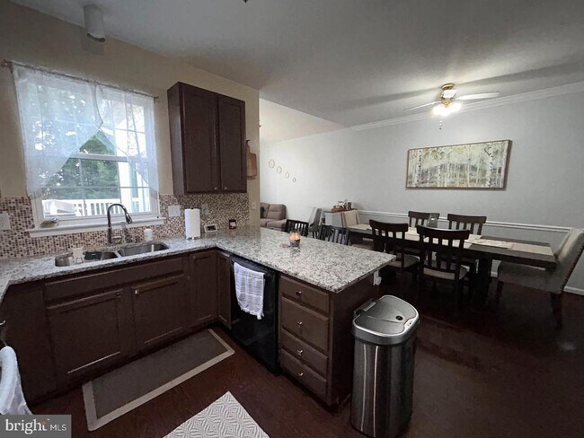 Foto del edificio - 318 Red Haven Ct