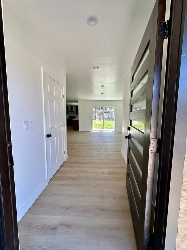 Building Photo - 1116 Lincoln Ave