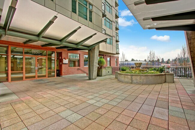 Building Photo - 0bd/1ba Bellevue Condo