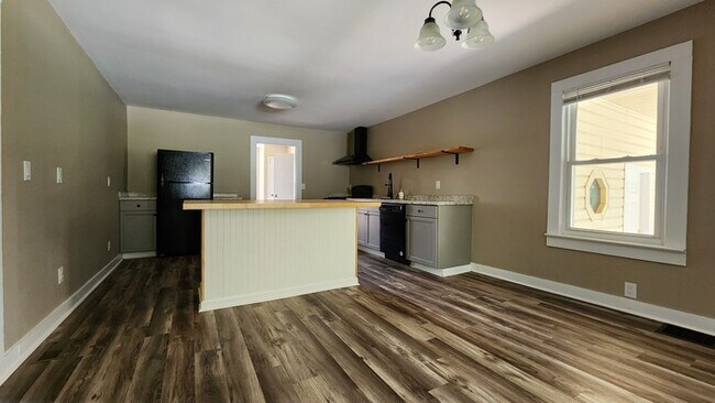 Foto del edificio - Roomy, Renovated House for Lease