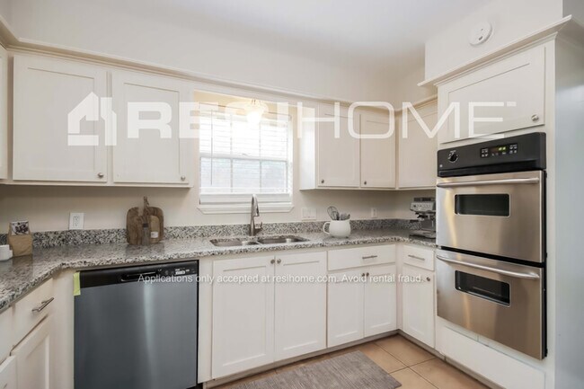 Foto del edificio - 1619 Castlerock Drive