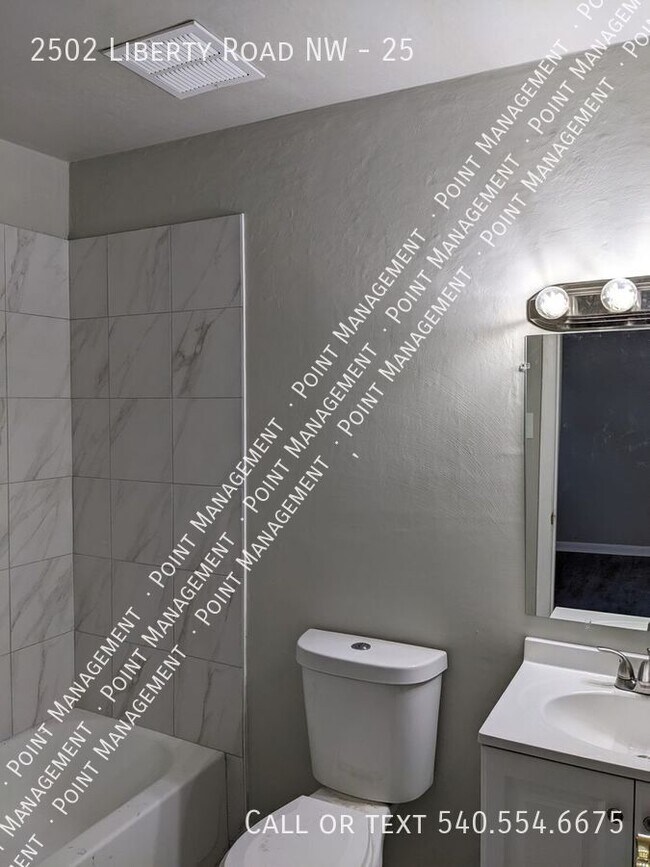 Foto del edificio - Updated 1 Bed 1 Bath Apartment (TOP FLOOR)