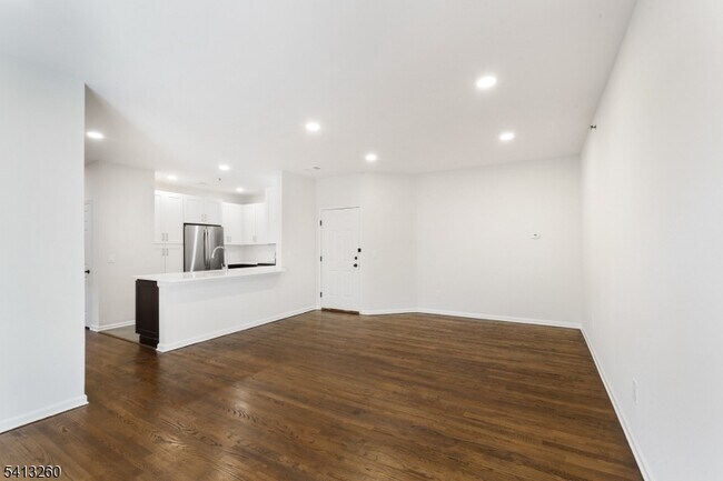 Foto del edificio - 50 Maple Ave