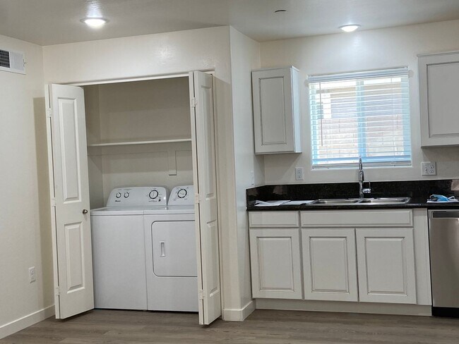 Foto del edificio - 2 bedroom 1 bath unit available