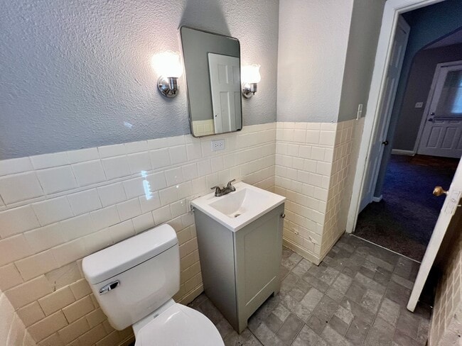 Building Photo - 2304 S Hall Rd