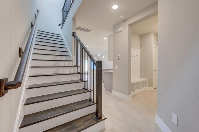 Building Photo - 1709 Summerlyn Ter Dr
