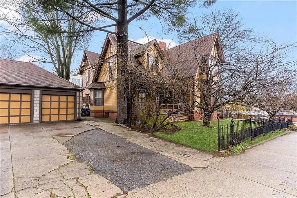 Primary Photo - 118 Williams St