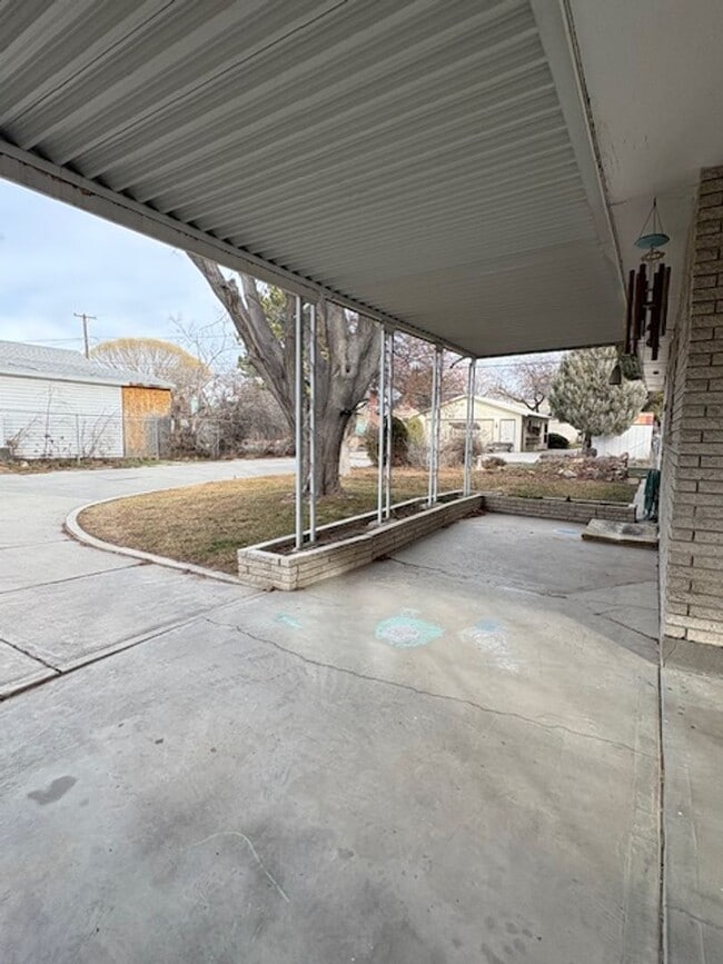 Building Photo - Single-family Home with 2 bedrooms and an office.