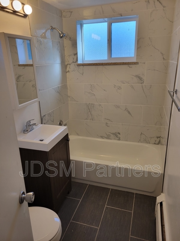 Foto del edificio - 5605 W Warren Ave