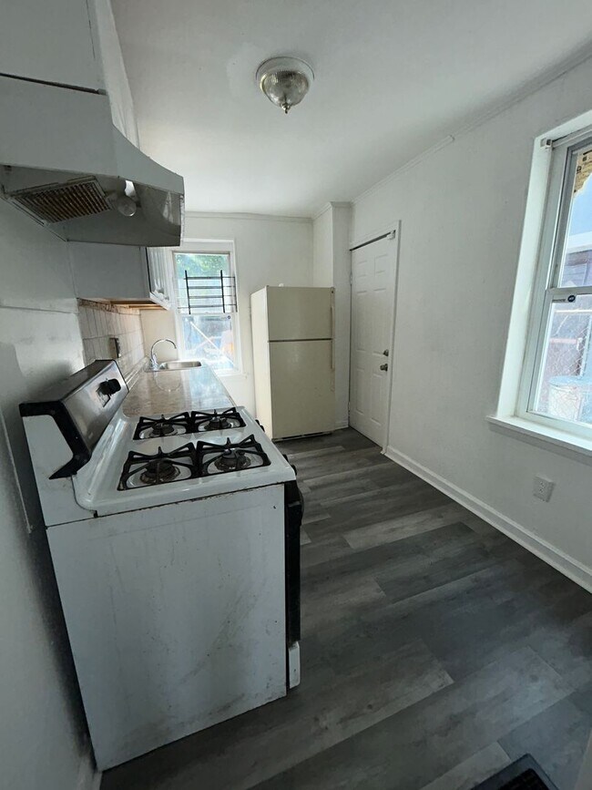 Building Photo - Cozy 4 Bedrooms READY TODAY!