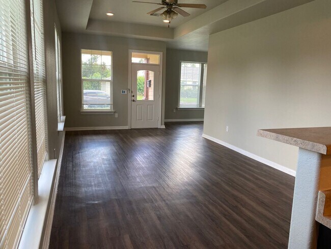 Foto del edificio - Charming 2 BR / 2 BA Beaumont home — updat...