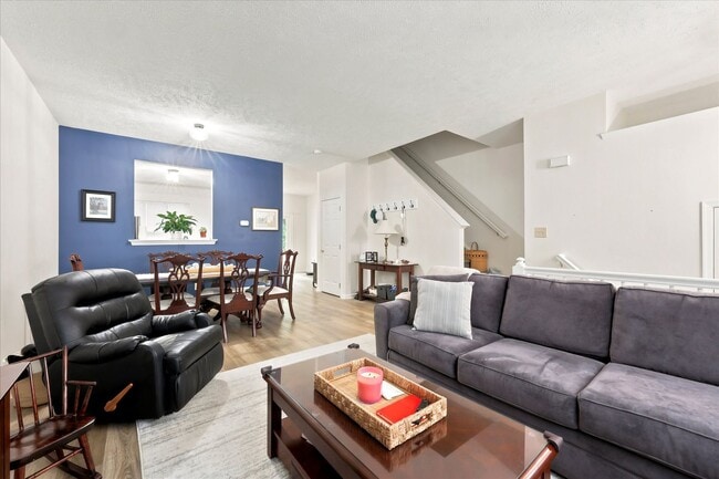 Building Photo - Town Home in Popular North Pointe