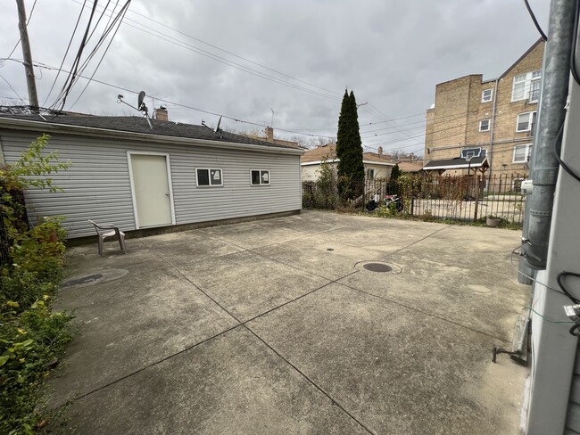 Foto del edificio - 6425 N Troy St