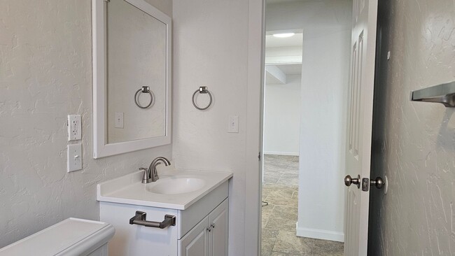 Building Photo - 4 Bedroom Bench Home Fully Remodeled