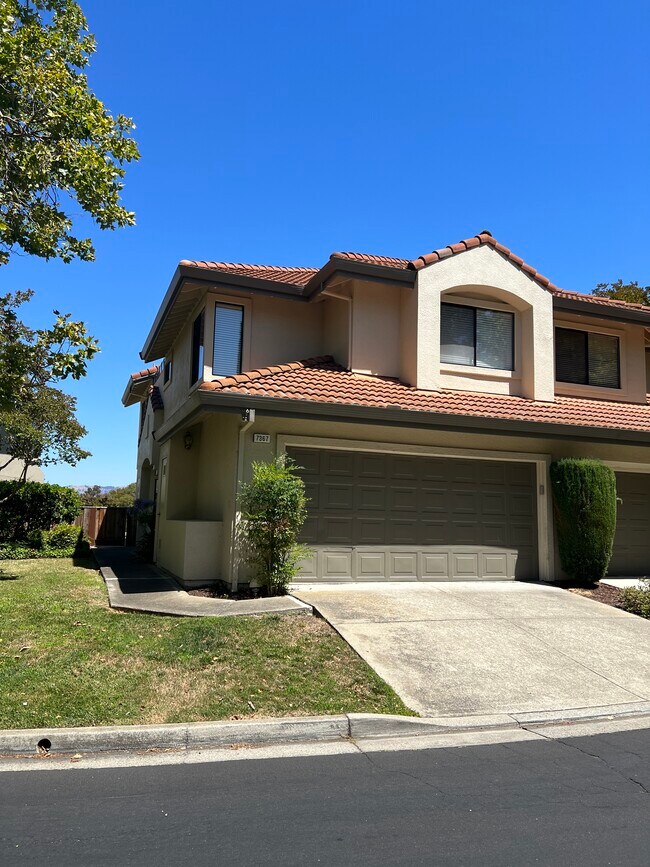 Building Photo - 736 Lakemont Pl