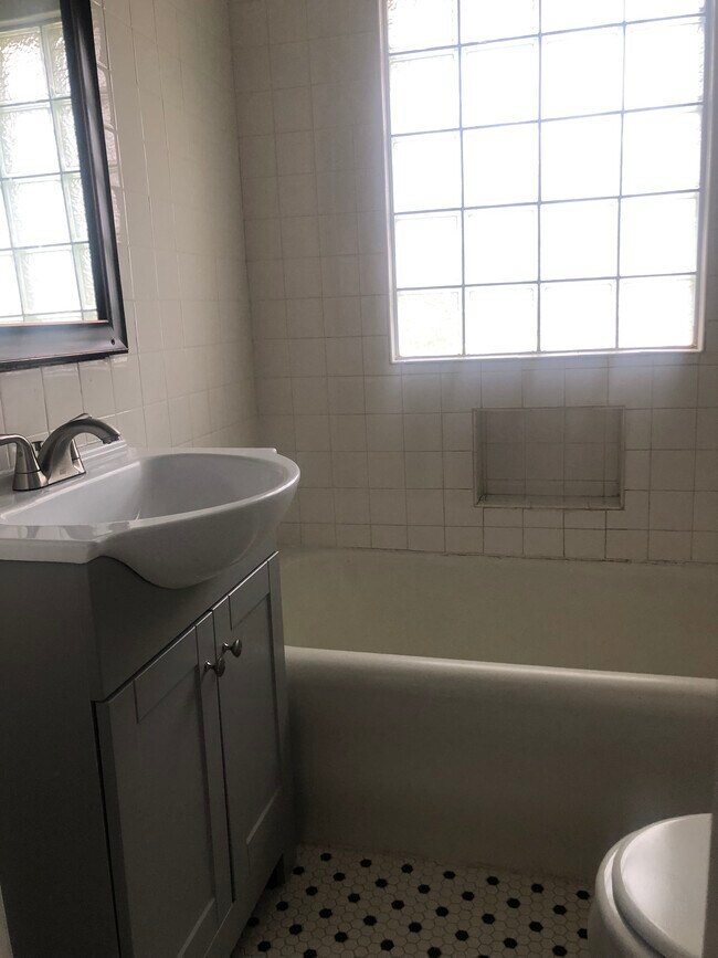 Bathroom - 809 W Williams St