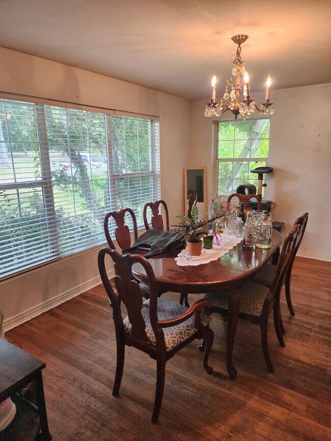 Building Photo - 4 bedroom house available near UF campus