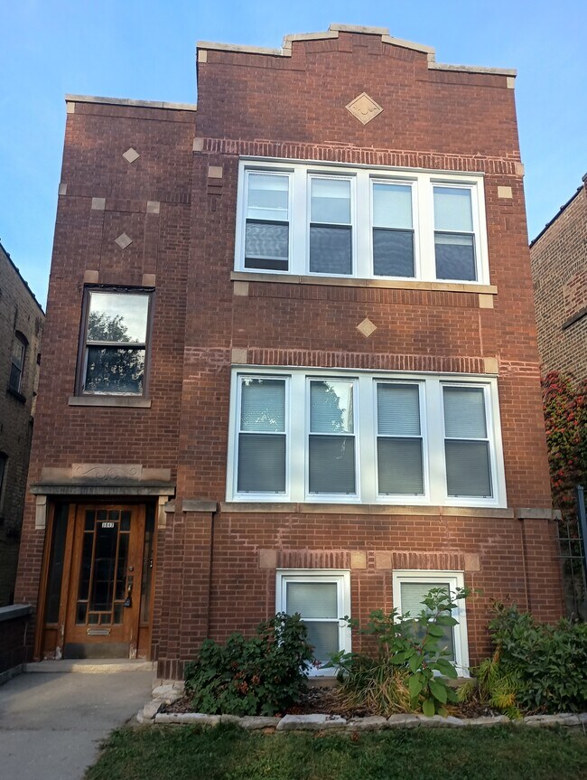 Building Photo - 3842 N Mozart St