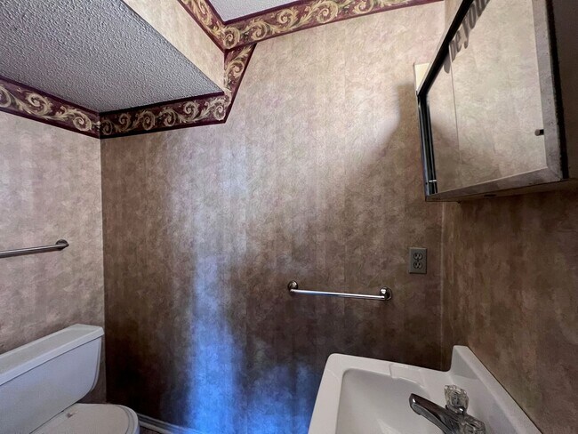 Foto del edificio - Cozy Westwood Townhouse- 2 BD, 1.5 BA