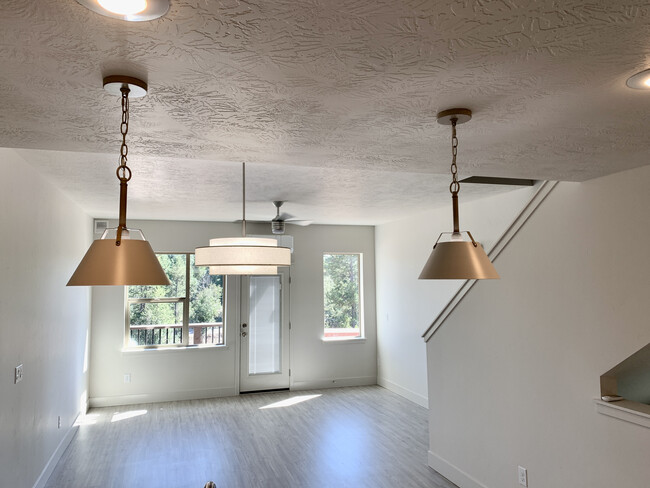 Building Photo - 212 Broken Pine Ln
