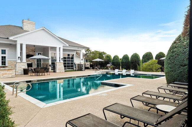 Piscina estilo centro turístico con terraza - Bexley at Tech Ridge