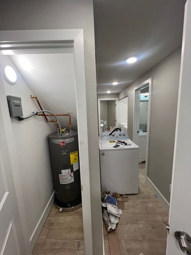 Building Photo - Newly Renovated 5 Bedroom w/ Washer Dryer