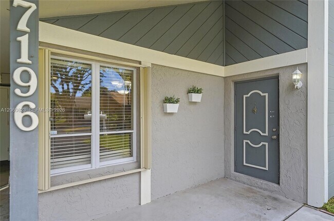 Foto del edificio - 7196 SW 22nd Pl
