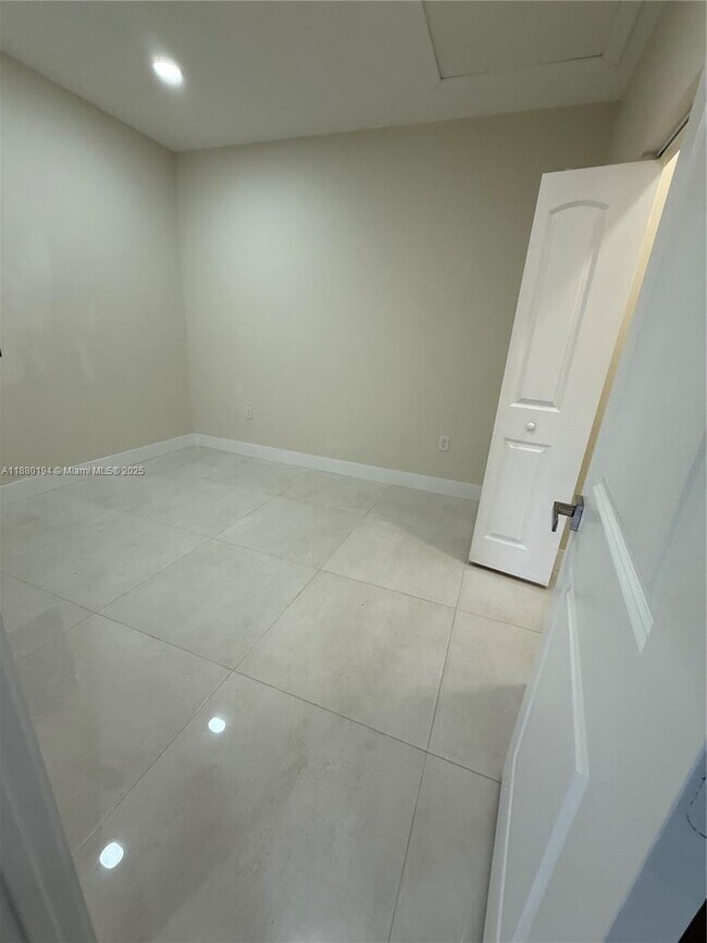 Foto del edificio - 559 NW 2nd St