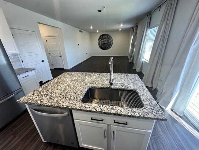 Building Photo - Spring Valley Ranch In Elizabeth, Newer 4 ...