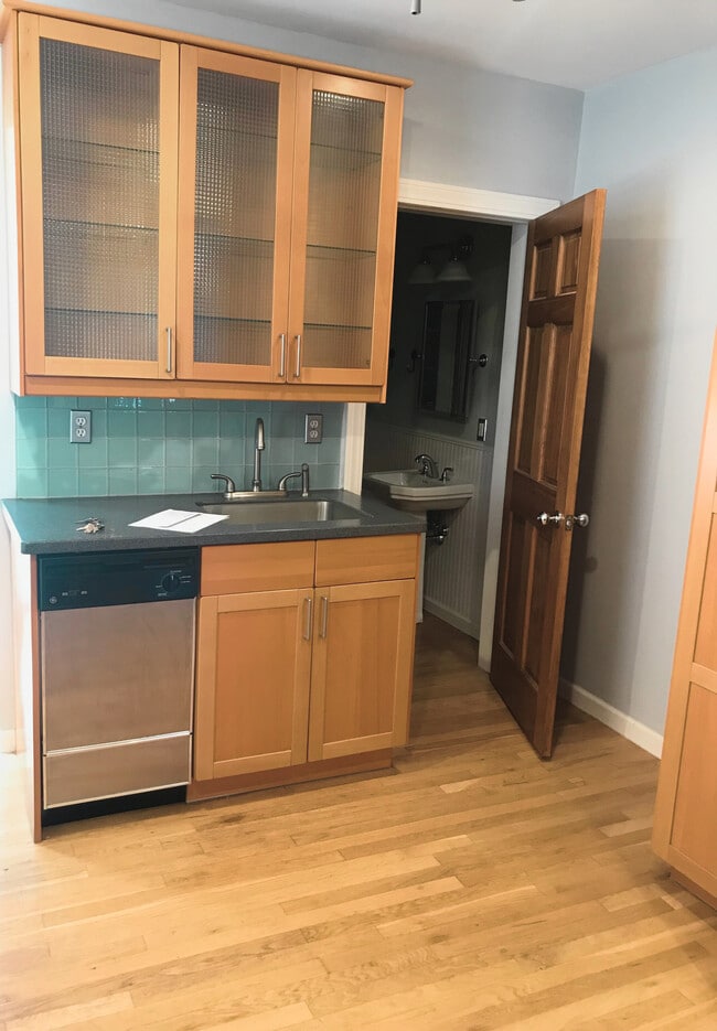 Building Photo - 11 Cherry St