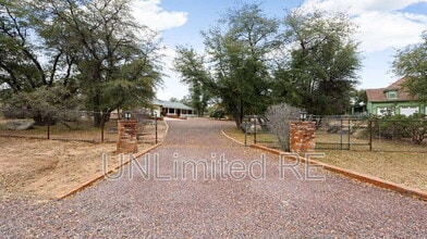 Building Photo - 8407 N Live Oak Dr